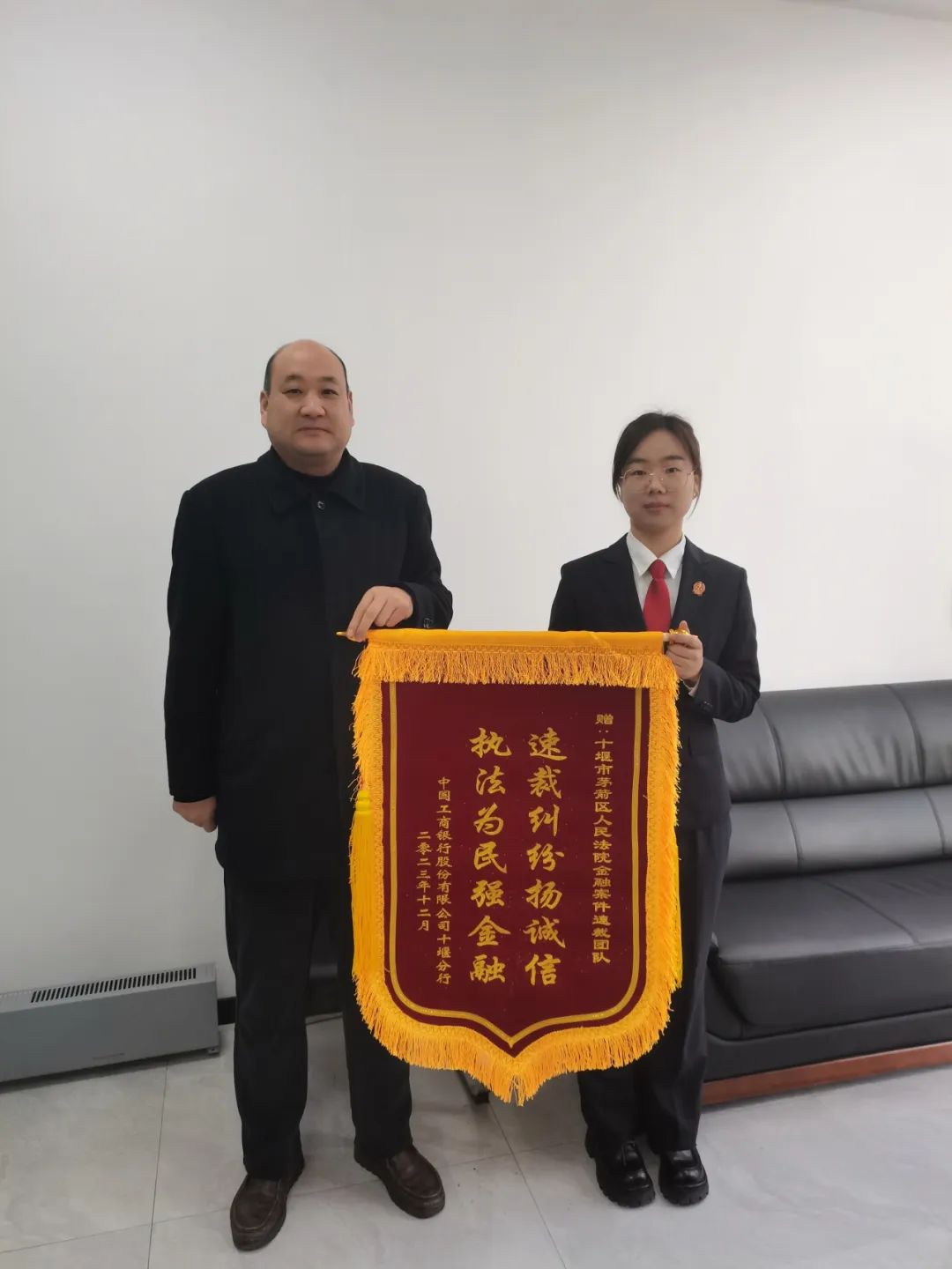 送锦旗.jpg